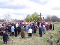 Православные Павловского района установили поклонный крест у деревни Гомзово, возле которой запланирован гипсовый карьер. Просить о защите больше некого, кроме Бога.
