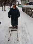 Пожилым людям с финками зимой безопаснее передвигаться.     Фото Елены Горгоц. 
