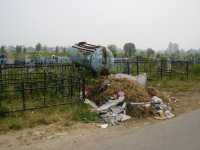 Горы мусора на кладбище в Павлове.