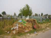 Горы мусора растут на кладбище в Павлове.